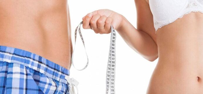 emakume batek gizon baten zakila neurtzen du handitu aurretik