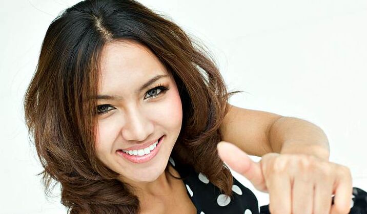 zakila handitzearekin asetzen den emakumea soda batekin